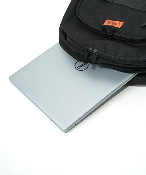 UNIVERSAL OVERALL（ユニバーサルオーバーオール）の「"07"≪UNIVERSAL OVERALL≫7ポケット/30L カラビナキーポルダー付き バックパック（バックパック/リュック・メンズ・ブラック・ONE SIZE）」の2枚目の写真