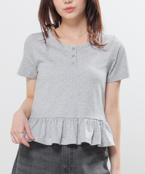 Honeys(ハニーズ)の「裾フリルヘンリートップス(Tシャツ/カットソー・レディース・ホワイト系その他/グレー系その他/ピンク系その他/ネイビー系・L/M/S)」の2枚目の写真