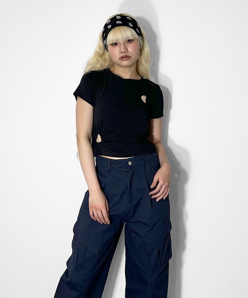 MATU:TA（マトゥータ）の「【キュートな肌見せ】ハートフレームクロップドＴシャツ / ハート柄 ハートロゴ クロップド 半袖 チビT カットアウト シャーリング ギャザー タイト 海外ガール Y2K ストリート ショート 春服 夏服 白 黒 ホワイト ブラック グレー（Tシャツ/カットソー・レディース・ブラック/グレー/ホワイト・FREE）」の5枚目の写真
