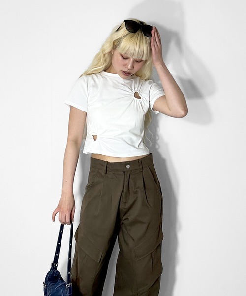 MATU:TA（マトゥータ）の「【キュートな肌見せ】ハートフレームクロップドＴシャツ / ハート柄 ハートロゴ クロップド 半袖 チビT カットアウト シャーリング ギャザー タイト 海外ガール Y2K ストリート ショート 春服 夏服 白 黒 ホワイト ブラック グレー（Tシャツ/カットソー・レディース・ブラック/グレー/ホワイト・FREE）」の4枚目の写真