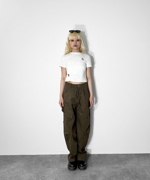 MATU:TA（マトゥータ）の「【キュートな肌見せ】ハートフレームクロップドＴシャツ / ハート柄 ハートロゴ クロップド 半袖 チビT カットアウト シャーリング ギャザー タイト 海外ガール Y2K ストリート ショート 春服 夏服 白 黒 ホワイト ブラック グレー（Tシャツ/カットソー・レディース・ブラック/グレー/ホワイト・FREE）」の9枚目の写真