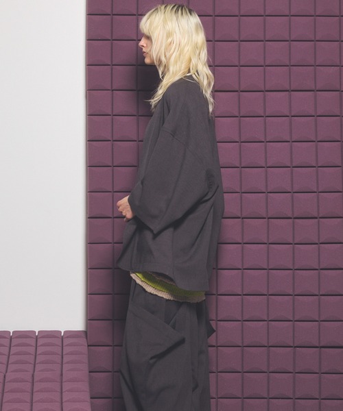 MAISON SPECIAL(メゾンスペシャル)の「《UNISEX》Linen Mix Slab Standout Lapel Prime-Over Cropped-sleeve Shirt Jacket/リネンミックススラブスタンドアウトラペルプライムオーバークロップドスリーブシャツジャケット【MAISON SPECIAL/メゾンスペシャル】■セットアップ対応■(シャツ/ブラウス・メンズ・ブラック/チャコールグレー/グレイッシュベージュ・2/1/0)」の14枚目の写真