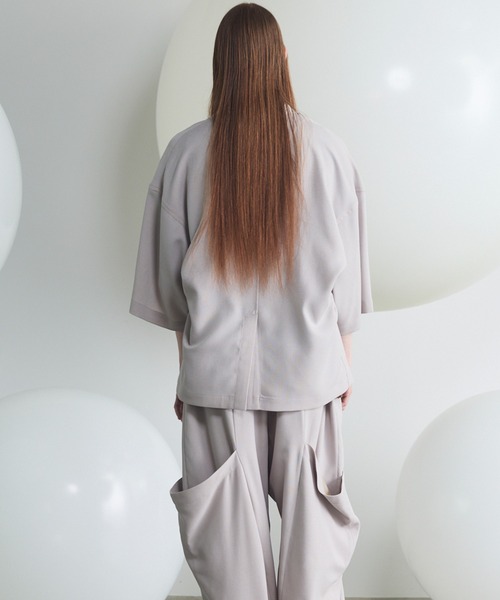 MAISON SPECIAL(メゾンスペシャル)の「《UNISEX》Linen Mix Slab Standout Lapel Prime-Over Cropped-sleeve Shirt Jacket/リネンミックススラブスタンドアウトラペルプライムオーバークロップドスリーブシャツジャケット【MAISON SPECIAL/メゾンスペシャル】■セットアップ対応■(シャツ/ブラウス・メンズ・ブラック/チャコールグレー/グレイッシュベージュ・2/1/0)」の12枚目の写真