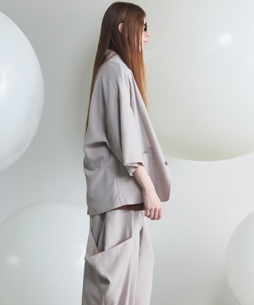 MAISON SPECIAL(メゾンスペシャル)の「《UNISEX》Linen Mix Slab Standout Lapel Prime-Over Cropped-sleeve Shirt Jacket/リネンミックススラブスタンドアウトラペルプライムオーバークロップドスリーブシャツジャケット【MAISON SPECIAL/メゾンスペシャル】■セットアップ対応■(シャツ/ブラウス・メンズ・ブラック/チャコールグレー/グレイッシュベージュ・2/1/0)」の11枚目の写真