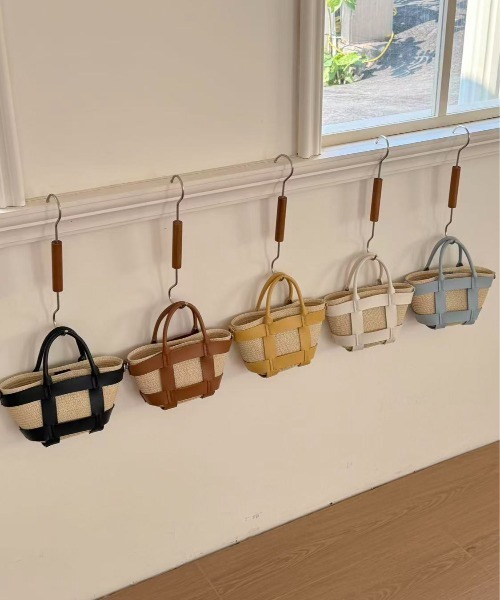 FINEnough(ファインナフ)の「ポーチ付きコンパクトトートバッグ(ショルダーバッグ・レディース・イエロー/ブルー/ブラック/ブラウン/ホワイト・FREE)」の6枚目の写真