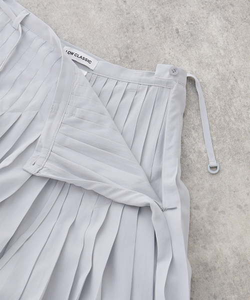 LOW CLASSIC（ロウ　クラシック）の「【LOW CLASSIC/ロウ クラシック】 PLEATED MIDI SKIRT（スカート・レディース・ブルー・MEDIUM）」の4枚目の写真