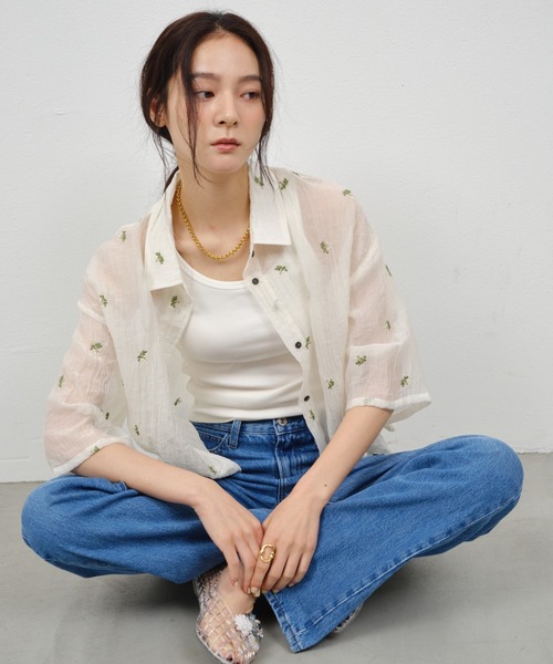 Shelly island(シェリーアイランド)の「小花刺繍シアー半袖シャツ(シャツ/ブラウス・レディース・ブラック/ホワイト・FREE)」の1枚目の写真