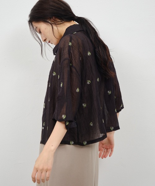 Shelly island(シェリーアイランド)の「小花刺繍シアー半袖シャツ(シャツ/ブラウス・レディース・ブラック/ホワイト・FREE)」の2枚目の写真
