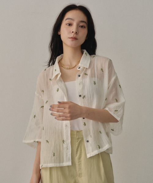 Shelly island(シェリーアイランド)の「小花刺繍シアー半袖シャツ(シャツ/ブラウス・レディース・ブラック/ホワイト・FREE)」の4枚目の写真