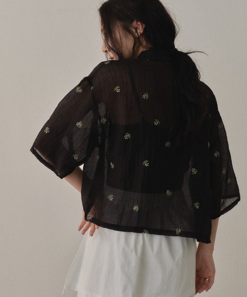 Shelly island(シェリーアイランド)の「小花刺繍シアー半袖シャツ(シャツ/ブラウス・レディース・ブラック/ホワイト・FREE)」の11枚目の写真