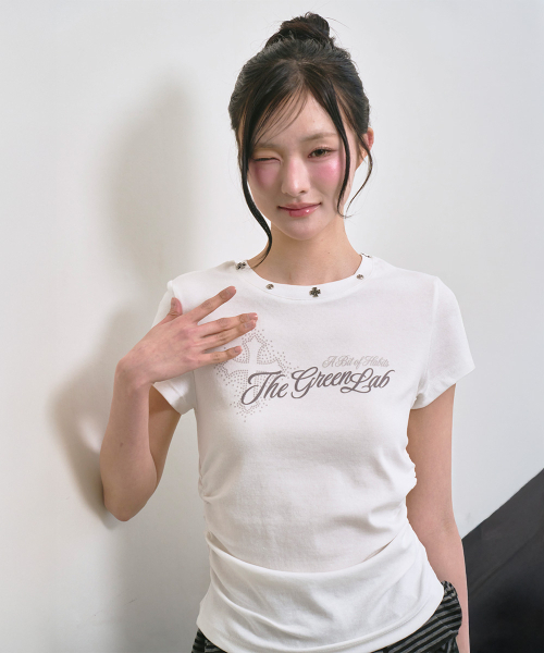 THE GREEN LAB（ザグリーンラボ）の「スタッズグラフィックシャーリング半袖Tシャツ[ホワイト]（Tシャツ/カットソー・レディース・その他・FREE）」の4枚目の写真