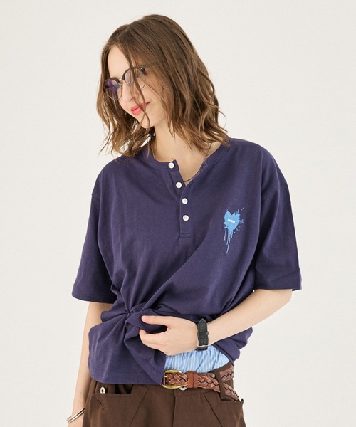 ONCILY(オンシェリー)の「ASSORT HEART LOGO HENLEY TEE / アソートハートロゴヘンリーTシャツ(Tシャツ/カットソー・メンズ・レッド/グレー/ブラック/ピンク/ブラック系その他/グリーン/ホワイト/アイボリー/ネイビー/ブラック系その他4/ブルー/ブラウン/ブラック系その他2/ブラック系その他3/ピンク系その他・SMALL/LARGE/MEDIUM)」の11枚目の写真