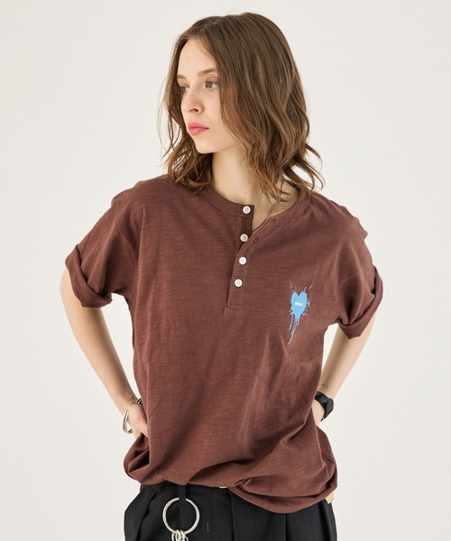 ONCILY(オンシェリー)の「ASSORT HEART LOGO HENLEY TEE / アソートハートロゴヘンリーTシャツ(Tシャツ/カットソー・メンズ・レッド/グレー/ブラック/ピンク/ブラック系その他/グリーン/ホワイト/アイボリー/ネイビー/ブラック系その他4/ブルー/ブラウン/ブラック系その他2/ブラック系その他3/ピンク系その他・SMALL/LARGE/MEDIUM)」の9枚目の写真