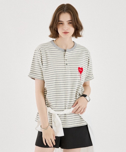 ONCILY(オンシェリー)の「ASSORT HEART LOGO HENLEY TEE / アソートハートロゴヘンリーTシャツ(Tシャツ/カットソー・メンズ・レッド/グレー/ブラック/ピンク/ブラック系その他・SMALL/LARGE/MEDIUM)」の3枚目の写真