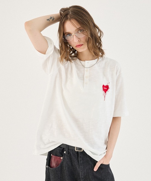 ONCILY(オンシェリー)の「ASSORT HEART LOGO HENLEY TEE / アソートハートロゴヘンリーTシャツ(Tシャツ/カットソー・メンズ・レッド/グレー/ブラック/ピンク/ブラック系その他/グリーン/ホワイト/アイボリー/ネイビー/ブラック系その他4/ブルー/ブラウン/ブラック系その他2/ブラック系その他3/ピンク系その他・SMALL/LARGE/MEDIUM)」の2枚目の写真