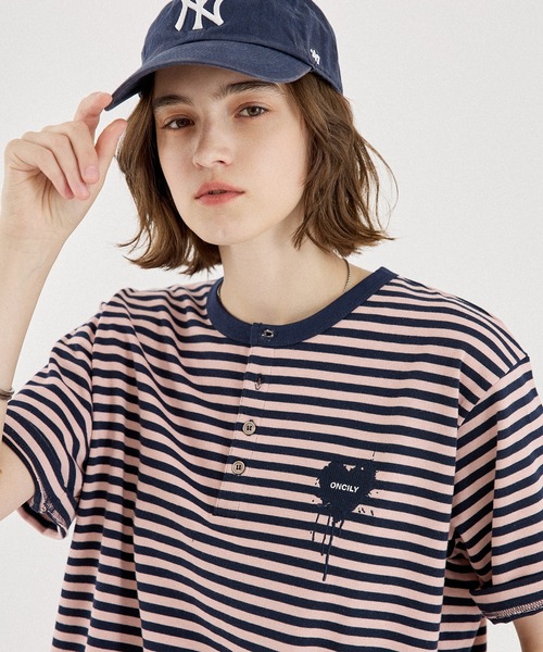 ONCILY(オンシェリー)の「ASSORT HEART LOGO HENLEY TEE / アソートハートロゴヘンリーTシャツ(Tシャツ/カットソー・メンズ・レッド/グレー/ブラック/ピンク/ブラック系その他・SMALL/LARGE/MEDIUM)」の4枚目の写真