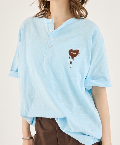 ONCILY(オンシェリー)の「ASSORT HEART LOGO HENLEY TEE / アソートハートロゴヘンリーTシャツ(Tシャツ/カットソー・メンズ・レッド/グレー/ブラック/ピンク/ブラック系その他/グリーン/ホワイト/アイボリー/ネイビー/ブラック系その他4/ブルー/ブラウン/ブラック系その他2/ブラック系その他3/ピンク系その他・SMALL/LARGE/MEDIUM)」の12枚目の写真