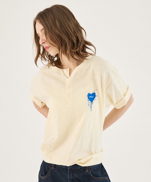 ONCILY(オンシェリー)の「ASSORT HEART LOGO HENLEY TEE / アソートハートロゴヘンリーTシャツ(Tシャツ/カットソー・メンズ・レッド/グレー/ブラック/ピンク/ブラック系その他/グリーン/ホワイト/アイボリー/ネイビー/ブラック系その他4/ブルー/ブラウン/ブラック系その他2/ブラック系その他3/ピンク系その他・SMALL/LARGE/MEDIUM)」の3枚目の写真