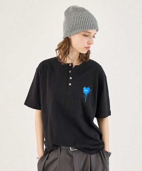 ONCILY(オンシェリー)の「ASSORT HEART LOGO HENLEY TEE / アソートハートロゴヘンリーTシャツ(Tシャツ/カットソー・メンズ・レッド/グレー/ブラック/ピンク/ブラック系その他/グリーン/ホワイト/アイボリー/ネイビー/ブラック系その他4/ブルー/ブラウン/ブラック系その他2/ブラック系その他3/ピンク系その他・SMALL/LARGE/MEDIUM)」の5枚目の写真