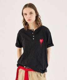 ONCILY（オンシェリー）の「ASSORT HEART LOGO HENLEY TEE / アソートハートロゴヘンリーTシャツ（Tシャツ/カットソー）」