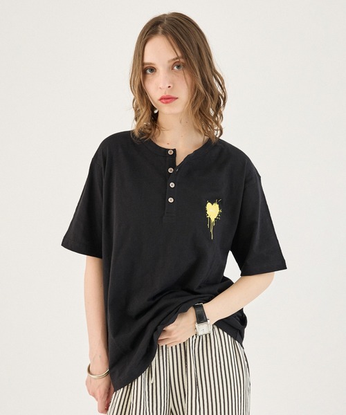 ONCILY(オンシェリー)の「ASSORT HEART LOGO HENLEY TEE / アソートハートロゴヘンリーTシャツ(Tシャツ/カットソー・メンズ・レッド/グレー/ブラック/ピンク/ブラック系その他/グリーン/ホワイト/アイボリー/ネイビー/ブラック系その他4/ブルー/ブラウン/ブラック系その他2/ブラック系その他3/ピンク系その他・SMALL/LARGE/MEDIUM)」の7枚目の写真