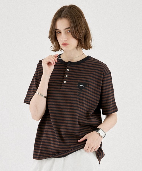 ONCILY(オンシェリー)の「ASSORT HEART LOGO HENLEY TEE / アソートハートロゴヘンリーTシャツ(Tシャツ/カットソー・メンズ・レッド/グレー/ブラック/ピンク/ブラック系その他・SMALL/LARGE/MEDIUM)」の2枚目の写真