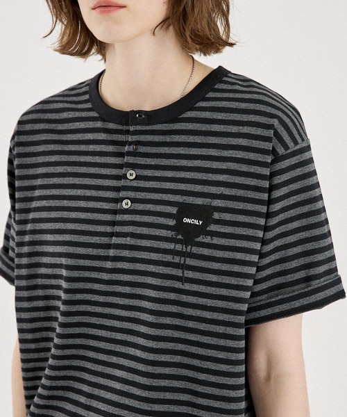 ONCILY(オンシェリー)の「ASSORT HEART LOGO HENLEY TEE / アソートハートロゴヘンリーTシャツ(Tシャツ/カットソー・メンズ・レッド/グレー/ブラック/ピンク/ブラック系その他・SMALL/LARGE/MEDIUM)」の7枚目の写真