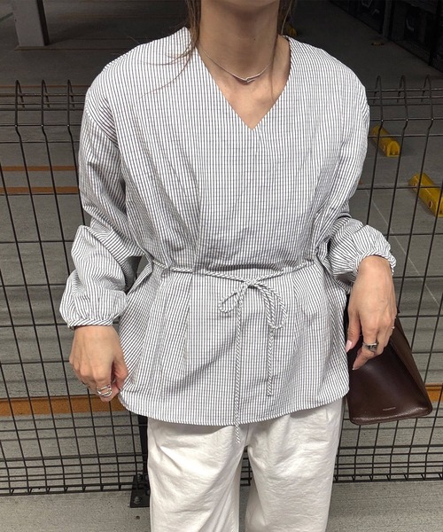 ISOOK(アイスー)の「ウエストリボンVネックチェックブラウス(chiica select) / チュニック 長袖 ペプラム シャツ(シャツ/ブラウス・レディース・ホワイト・FREE)」の4枚目の写真