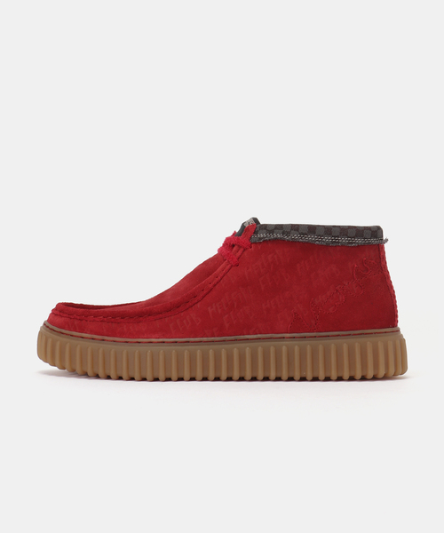 Clarks(クラークス)の「Clarks × STRANGER THINGS Torhill Hi ST 26184649(ブーツ・メンズ・レッド・70/80/85)」の1枚目の写真