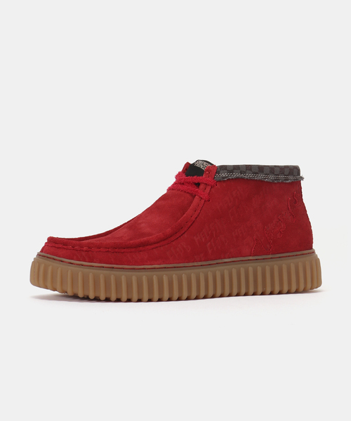 Clarks(クラークス)の「Clarks × STRANGER THINGS Torhill Hi ST 26184649(ブーツ・メンズ・レッド・70/80/85)」の2枚目の写真