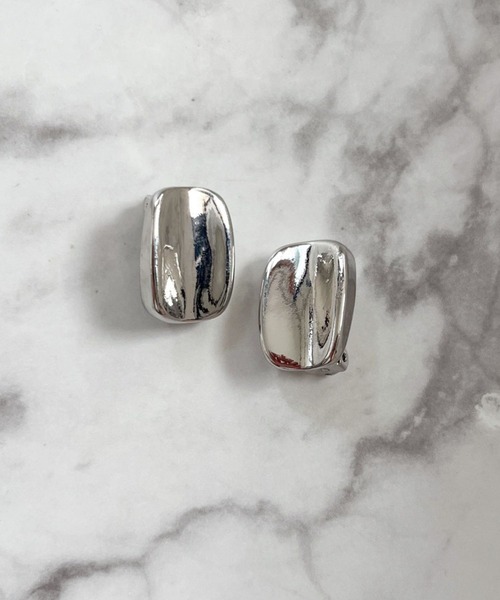 yu-ka(ユーカ)の「YU-KA:スクエアプレート ボリュームイヤリング Square Plate Volume Earrings(イヤリング・レディース・シルバー/ゴールド・FREE)」の3枚目の写真