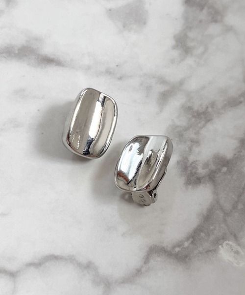 yu-ka(ユーカ)の「YU-KA:スクエアプレート ボリュームイヤリング Square Plate Volume Earrings(イヤリング・レディース・シルバー/ゴールド・FREE)」の4枚目の写真