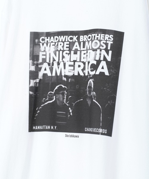 ARTCHIVES MALIBU(アートカイブス マリブ)の「【 Chadwick Products / チャドウィック プロダクツ 】WE'RE ALMOST FINISHED IN AMERICA TEE(Tシャツ/カットソー・メンズ・ホワイト/チャコールグレー・S/M/L/XL)」の3枚目の写真