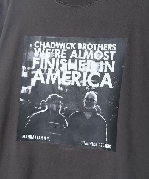 ARTCHIVES MALIBU(アートカイブス マリブ)の「【 Chadwick Products / チャドウィック プロダクツ 】WE'RE ALMOST FINISHED IN AMERICA TEE(Tシャツ/カットソー・メンズ・ホワイト/チャコールグレー・S/M/L/XL)」の4枚目の写真