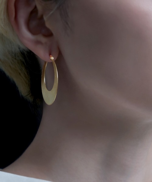YArKA（ヤーカ）の「【YArKA/ヤーカ】twin dancing loops earring(pierce) [ftdtf17] / 表面加工ピアス（ピアス（両耳用）・レディース・ゴールド・FREE）」の2枚目の写真