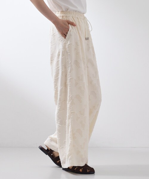 THE SHOP TK (ザ ショップ ティーケー )の「フラワーカットジャカードパンツ(その他パンツ・レディース・オフホワイト/ブラック・13/12)」の11枚目の写真