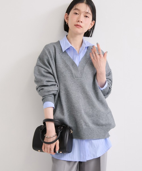 le cercle ADAM ET ROPE'(ルセルクルアダムエロペ)の「【WEB限定】深Vニットプルオーバー/ふんわり・モチモチ(ニット/セーター・レディース・ブラック/グレー/オフホワイト・FREE)」の3枚目の写真