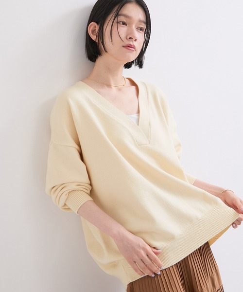 le cercle ADAM ET ROPE'(ルセルクルアダムエロペ)の「【WEB限定】深Vニットプルオーバー/ふんわり・モチモチ(ニット/セーター・レディース・ブラック/グレー/オフホワイト・FREE)」の2枚目の写真