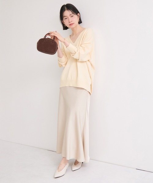 le cercle ADAM ET ROPE'(ルセルクルアダムエロペ)の「【WEB限定】深Vニットプルオーバー/ふんわり・モチモチ(ニット/セーター・レディース・ブラック/グレー/オフホワイト・FREE)」の5枚目の写真