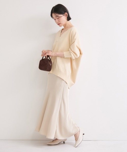 le cercle ADAM ET ROPE'(ルセルクルアダムエロペ)の「【WEB限定】深Vニットプルオーバー/ふんわり・モチモチ(ニット/セーター・レディース・ブラック/グレー/オフホワイト・FREE)」の4枚目の写真