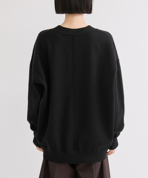 le cercle ADAM ET ROPE'(ルセルクルアダムエロペ)の「【WEB限定】深Vニットプルオーバー/ふんわり・モチモチ(ニット/セーター・レディース・ブラック/グレー/オフホワイト・FREE)」の17枚目の写真