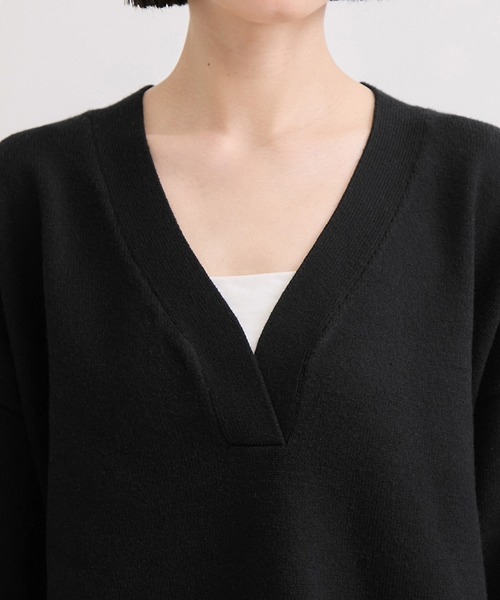 le cercle ADAM ET ROPE'(ルセルクルアダムエロペ)の「【WEB限定】深Vニットプルオーバー/ふんわり・モチモチ(ニット/セーター・レディース・ブラック/グレー/オフホワイト・FREE)」の16枚目の写真