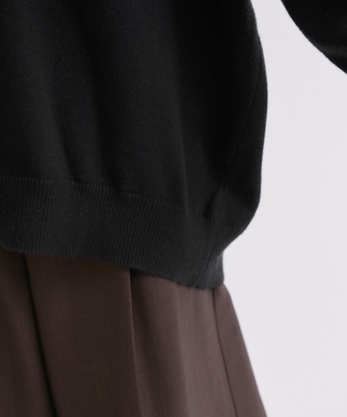 le cercle ADAM ET ROPE'(ルセルクルアダムエロペ)の「【WEB限定】深Vニットプルオーバー/ふんわり・モチモチ(ニット/セーター・レディース・ブラック/グレー/オフホワイト・FREE)」の14枚目の写真