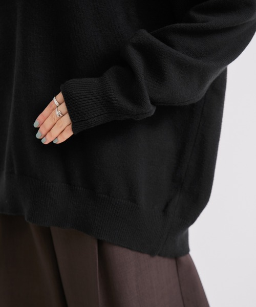 le cercle ADAM ET ROPE'(ルセルクルアダムエロペ)の「【WEB限定】深Vニットプルオーバー/ふんわり・モチモチ(ニット/セーター・レディース・ブラック/グレー/オフホワイト・FREE)」の13枚目の写真