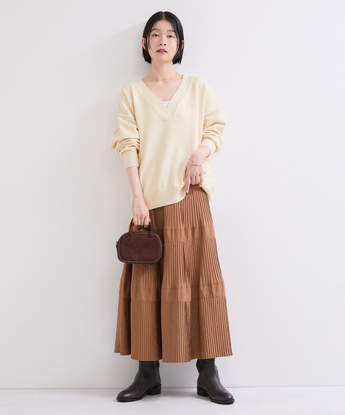 le cercle ADAM ET ROPE'(ルセルクルアダムエロペ)の「【WEB限定】深Vニットプルオーバー/ふんわり・モチモチ(ニット/セーター・レディース・ブラック/グレー/オフホワイト・FREE)」の6枚目の写真