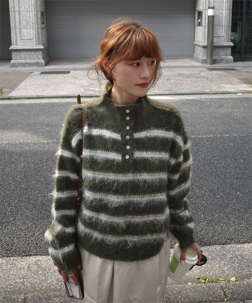 miette(ミエット)の「プチハイヘンリーネックシャギーニットプルオーバー(ニット/セーター・レディース・カーキ/ブラウン/ネイビー・FREE)」の3枚目の写真