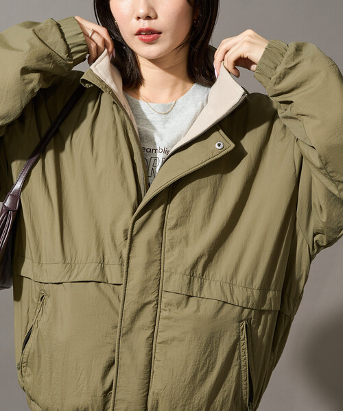 FREAK'S STORE(フリークスストア)の「限定展開 DISCUS ATHLETIC × FREAK'S STORE/ディスカスアスレチック 別注 ナイロン 裏配色 フリース スタンドカラー ブルゾン(その他アウター・レディース・オリーブ/ブラック/ベージュ・フリ-)」の1枚目の写真