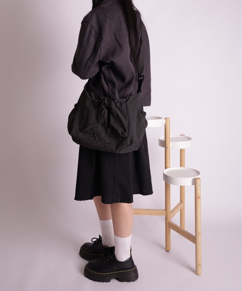 Vini（ヴィニ）の「シャーリングギャザーショルダーバッグ（ショルダーバッグ・レディース・グレー/ブラック・FREE）」の14枚目の写真