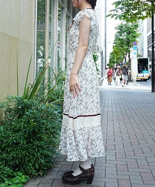 axes femme(アクシーズファム)の「カットワーク花柄ワンピース(ワンピース・レディース・キナリ/ブラック・FREE)」の4枚目の写真