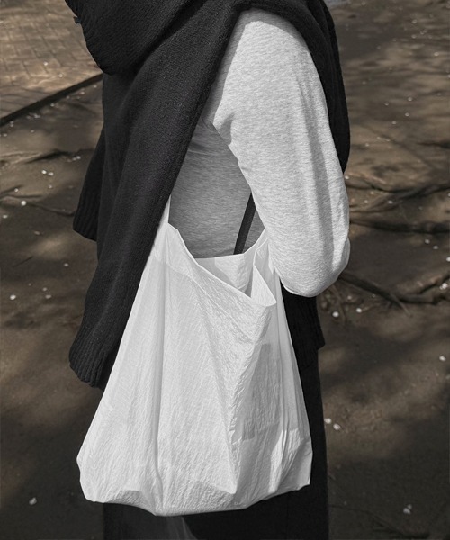 kittybunnypony(キティバニーポニー)の「Crinkle Ripstop Mini Hobo Bag_White(エコバッグ/サブバッグ・レディース・ホワイト・ONESIZE)」の1枚目の写真